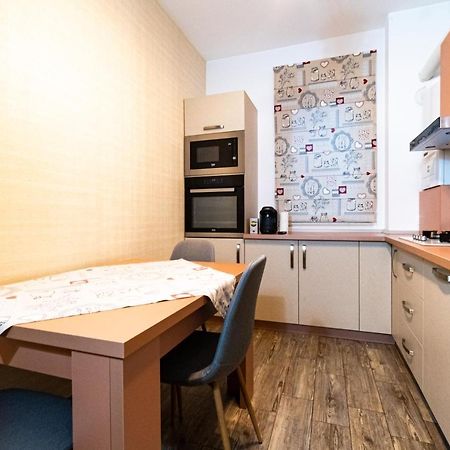 בראשוב Yan Apartment - Near Mall & Free Private Parking מראה חיצוני תמונה