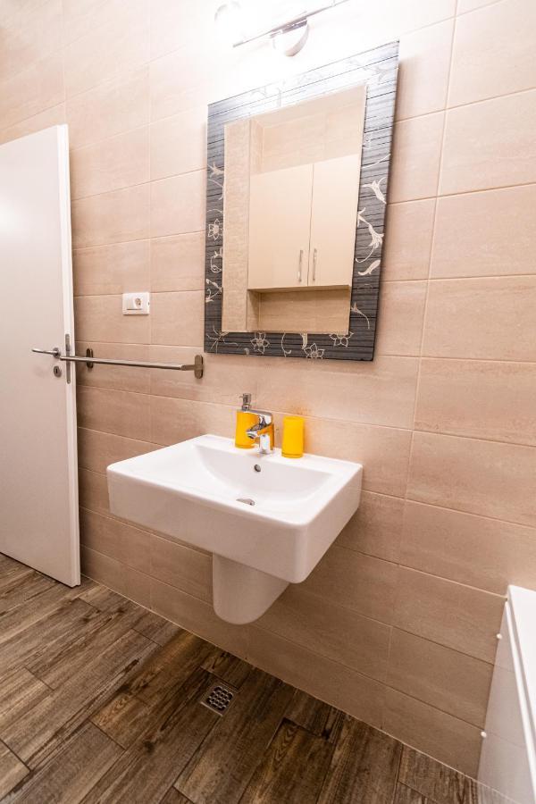 בראשוב Yan Apartment - Near Mall & Free Private Parking מראה חיצוני תמונה