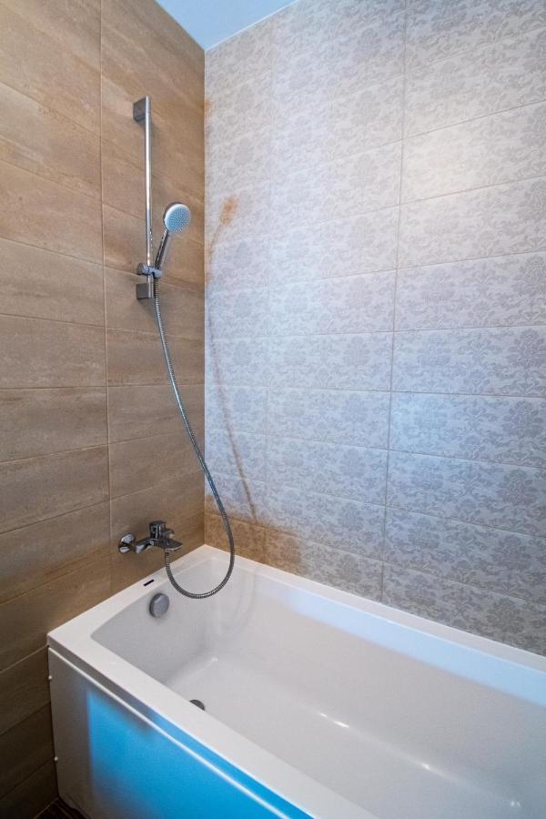 בראשוב Yan Apartment - Near Mall & Free Private Parking מראה חיצוני תמונה